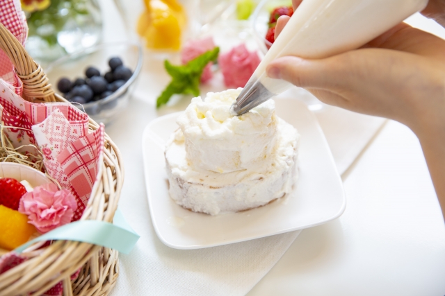 生クリームでケーキをデコレーションする基本｜量・固さ・塗り方のポイント