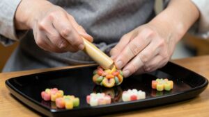 食育白書に出てくるお菓子の話題。スナック菓子メーカーの出張授業から生菓子の文化財まで